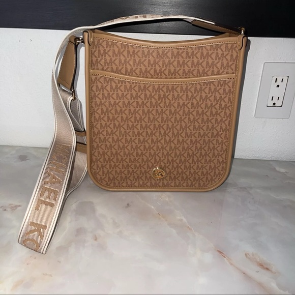 NWT Woman's Handbags / Michael Kors/ Luisa/ Large/North South/ Messenger/Peanut - Picture 5 of 13